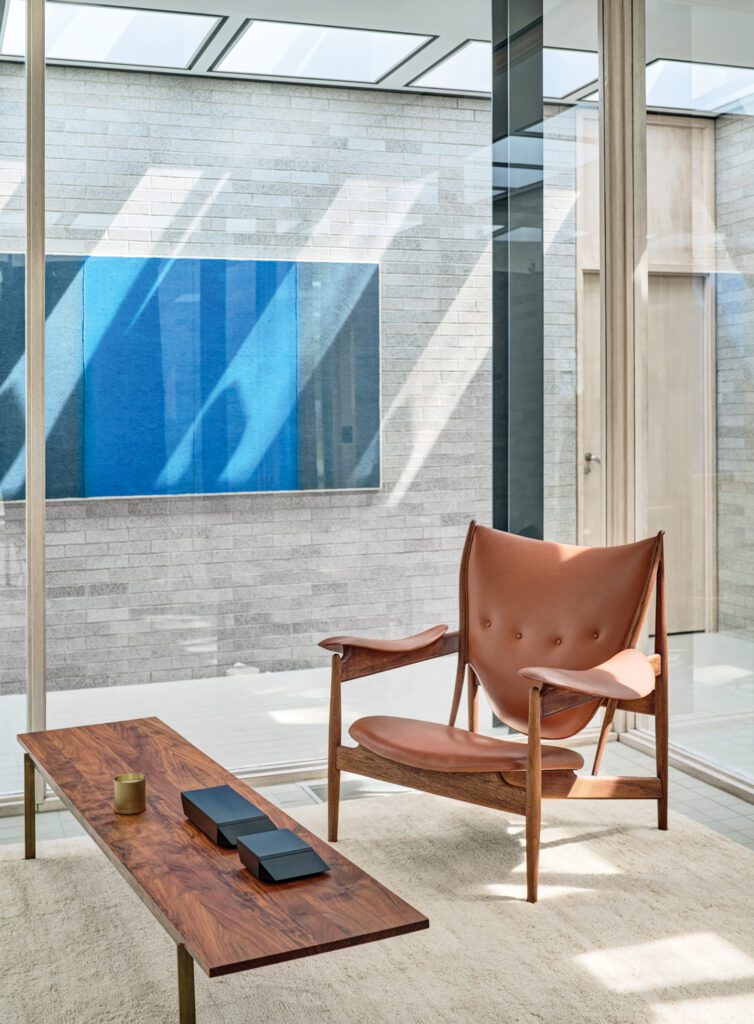 Finn Juhl头座1950年代和BassamFellows平板照片由Michael Biondo提供