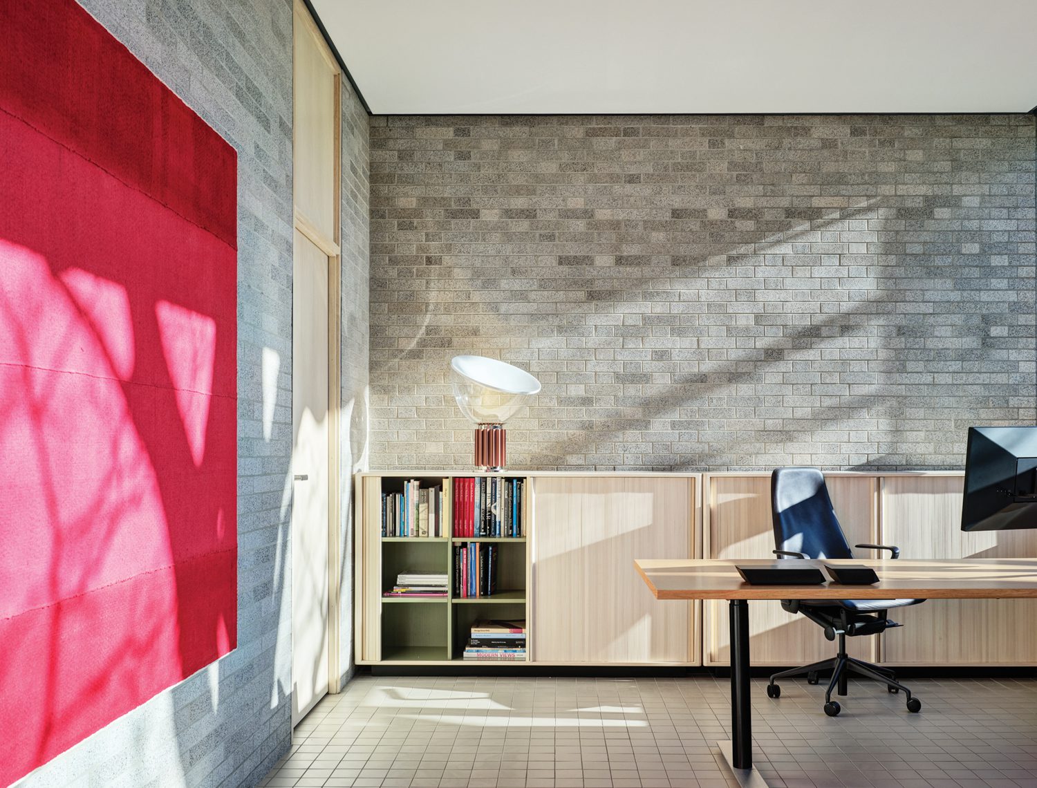 办公原创砖头清洗显示富铁栅栏和新法式采石板照片由Michael Biondo提供