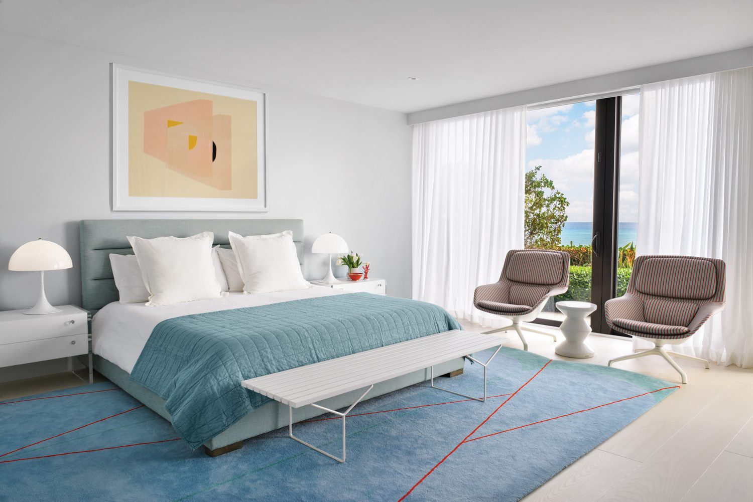 初级卧室里用Viñas设计Vestry街定制毛地毯Jehs+Laub斯特riad休息室和HarryBertoia长椅组成座区