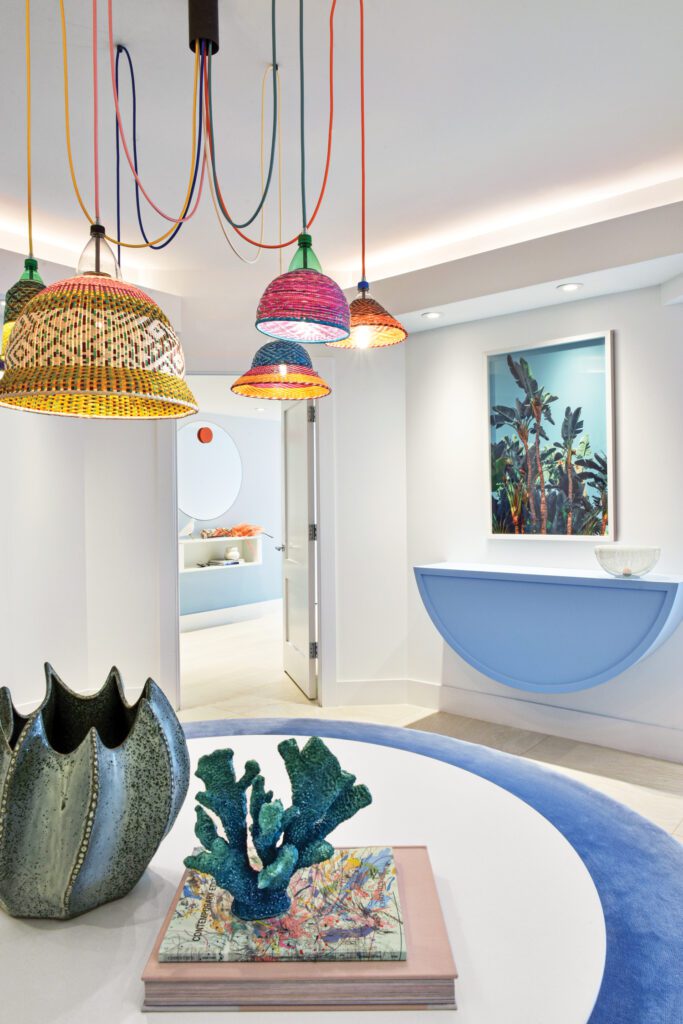 入口通道PET灯提供全局动态颜色,而安贝罗地毯和机台则自定义软化八角空间Ludwig Favre好莱坞野生动物优雅墙