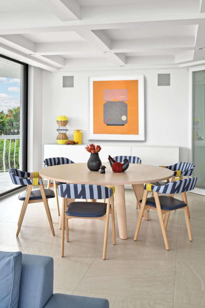 Viñasssssssssersparkerlaacrylic-polyester口音玛蒂尔达餐椅 Patricia Urquiola上方的credza挂Fox外婆的灯