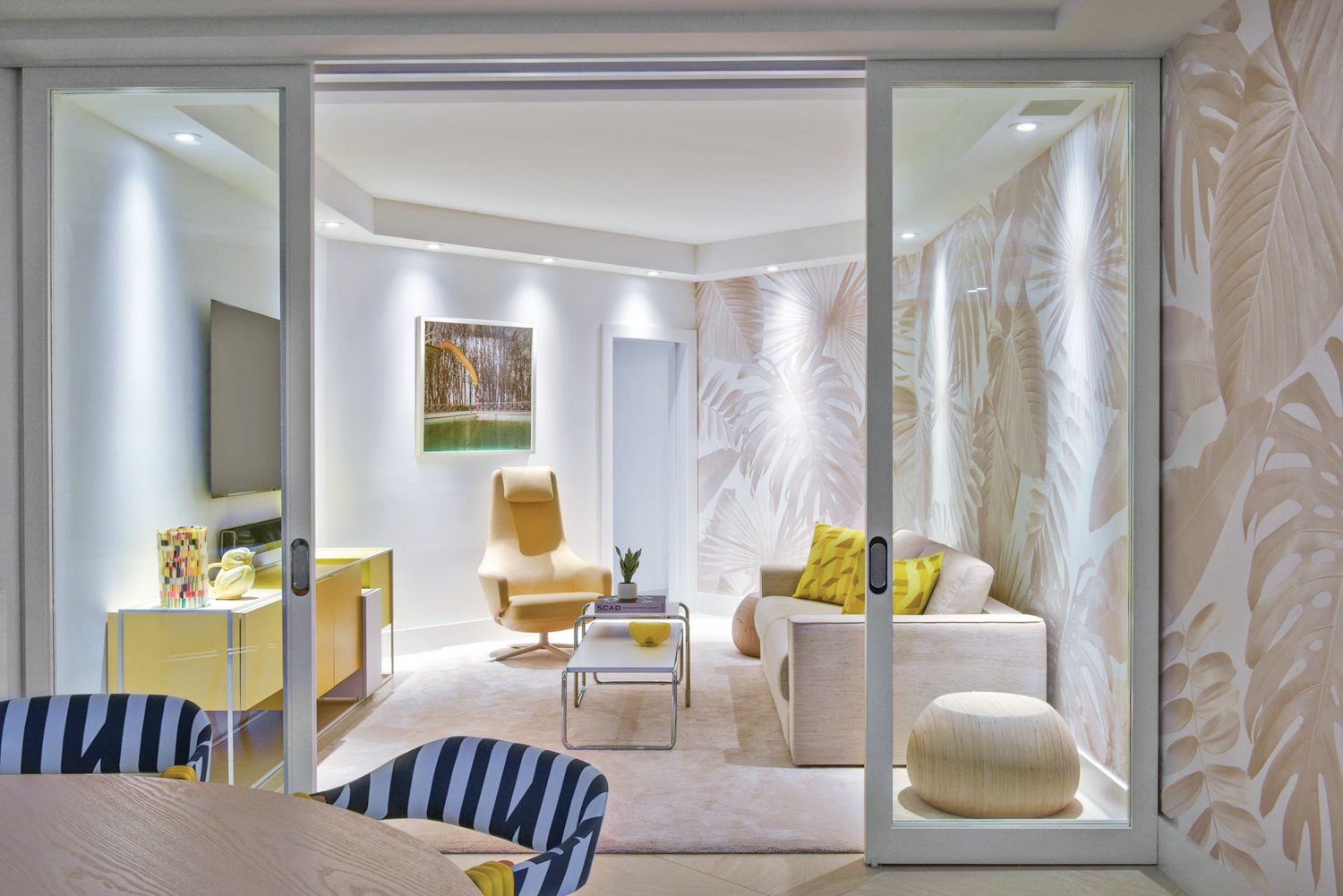 邻接餐厅, 温和媒体休息室紧贴滑动玻璃门Antonio Citterio回发休息室和黄滑动由Annelie Vandedael编写