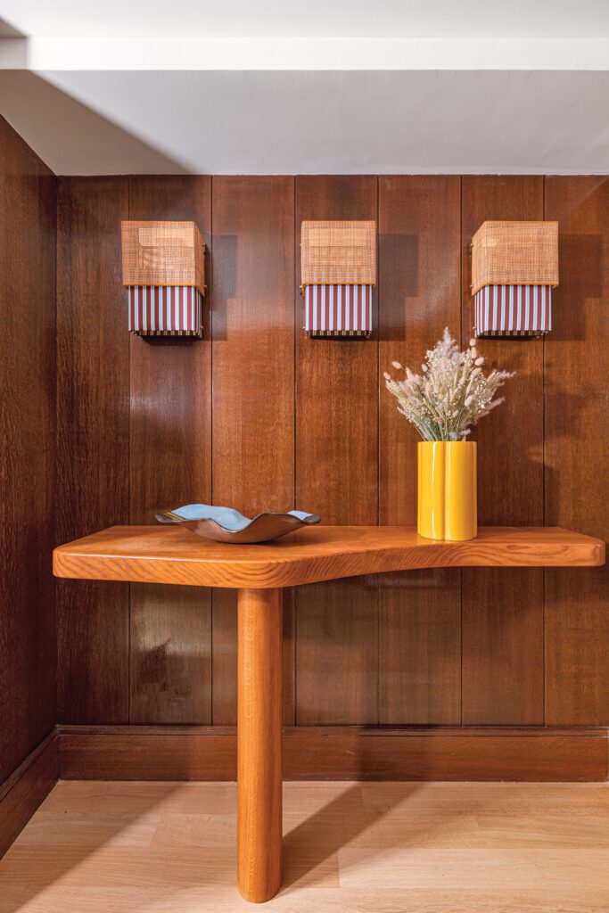 rattan隐形画廊定制Charlotte Perriand-启迪橡木机台装上印度马赫达维陶瓷花瓶