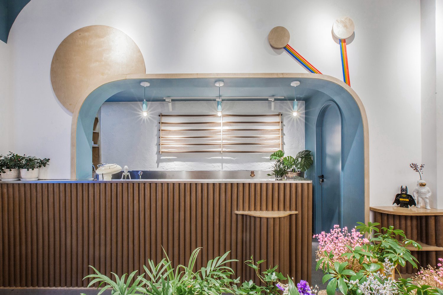 另一只蜗牛住厨房 柜台前有纸管