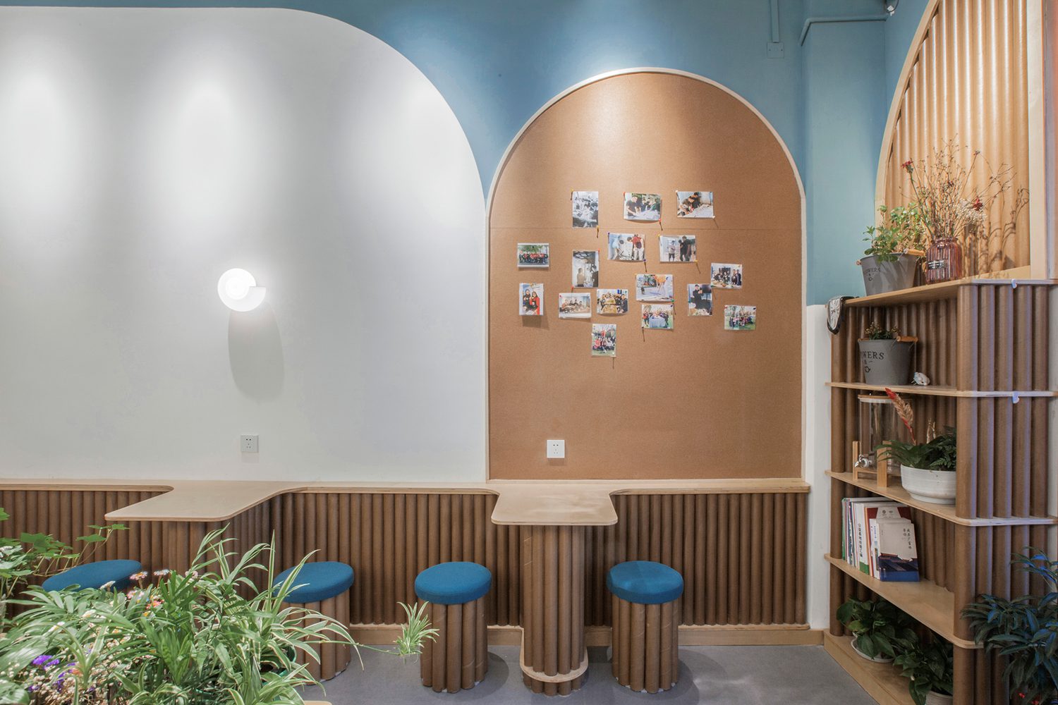 刻板机在自定义纸管架附近创建图片画廊