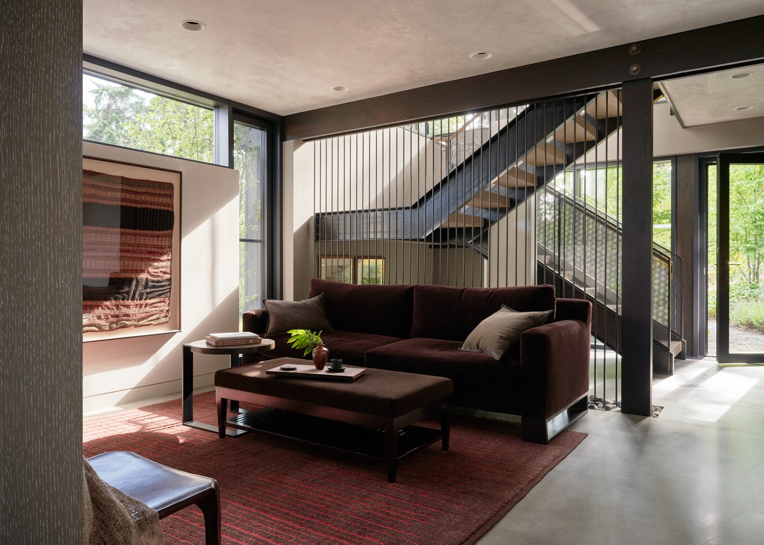 家前小机房迷宫转换成开阔大机房,新楼梯通向低级初级套房,替代使用不足车库