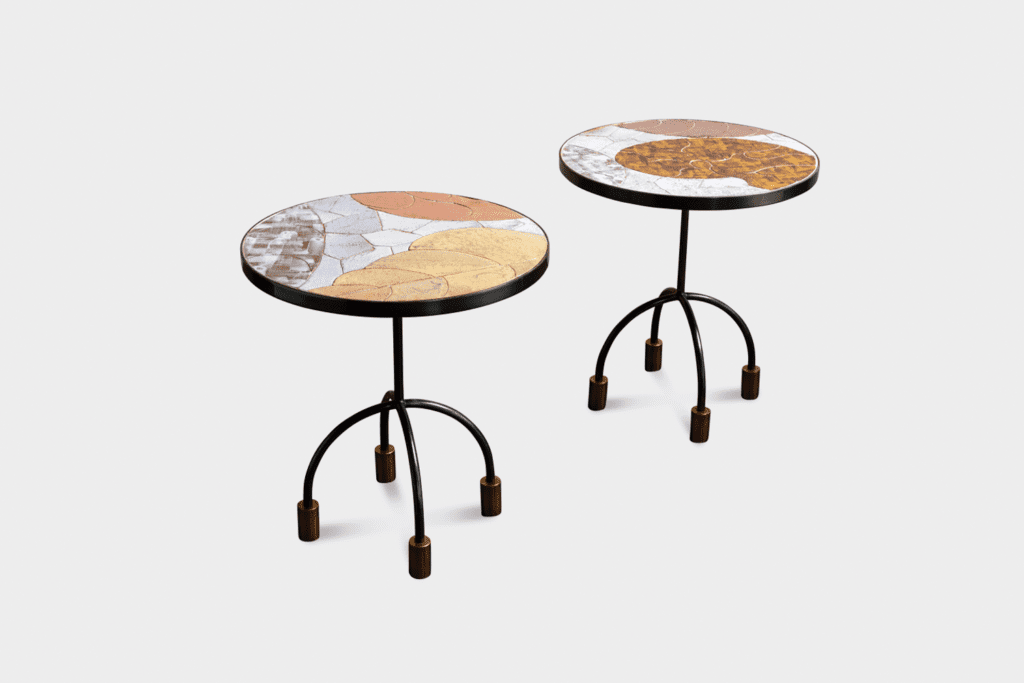 由KellyWearstler制作并配有黄铜腿面板