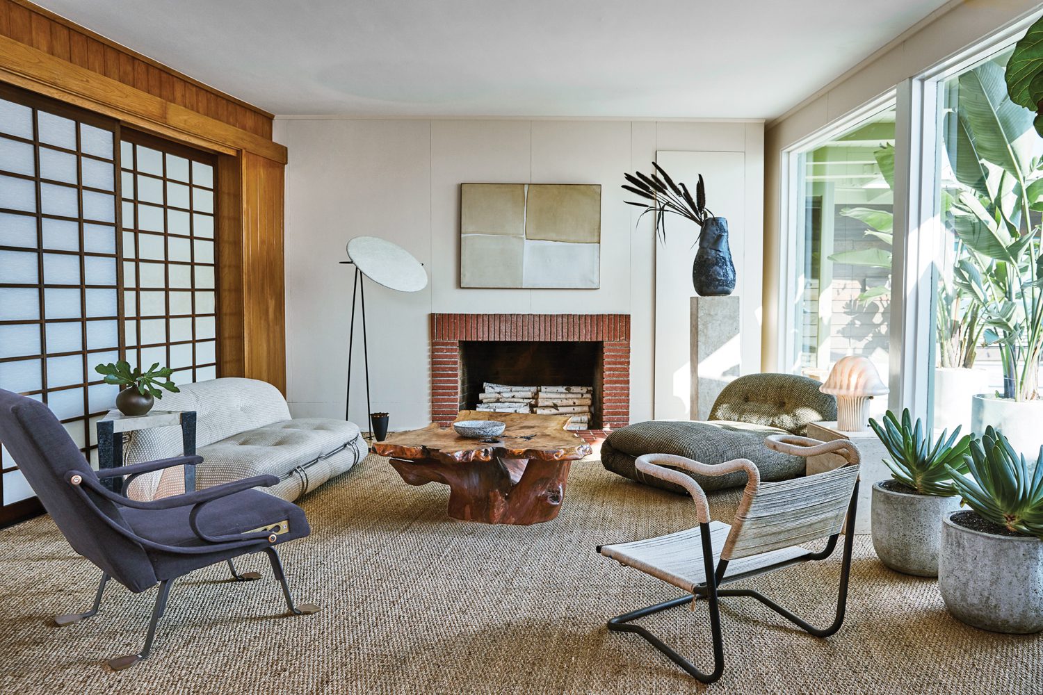 宁静纹理调色板区分起居室,Tobia和Afra Scarpa用老式Soriana沙发和Mitchell Bobrick控制底层灯