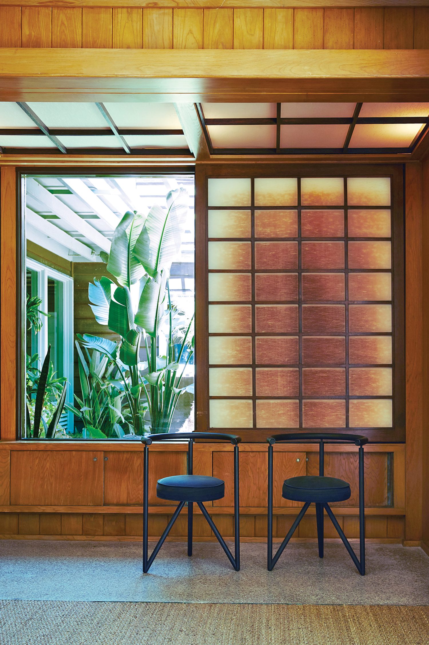 两位老式Phillippe StarckMissDorn装饰家庭室 低于shoji屏幕组成