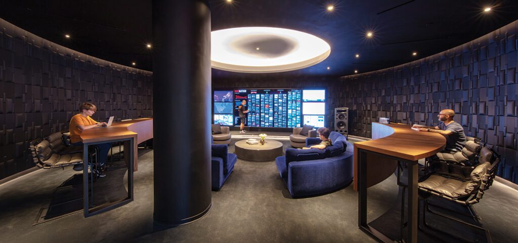 沉闷办公空间,橙色椅子和全市视图