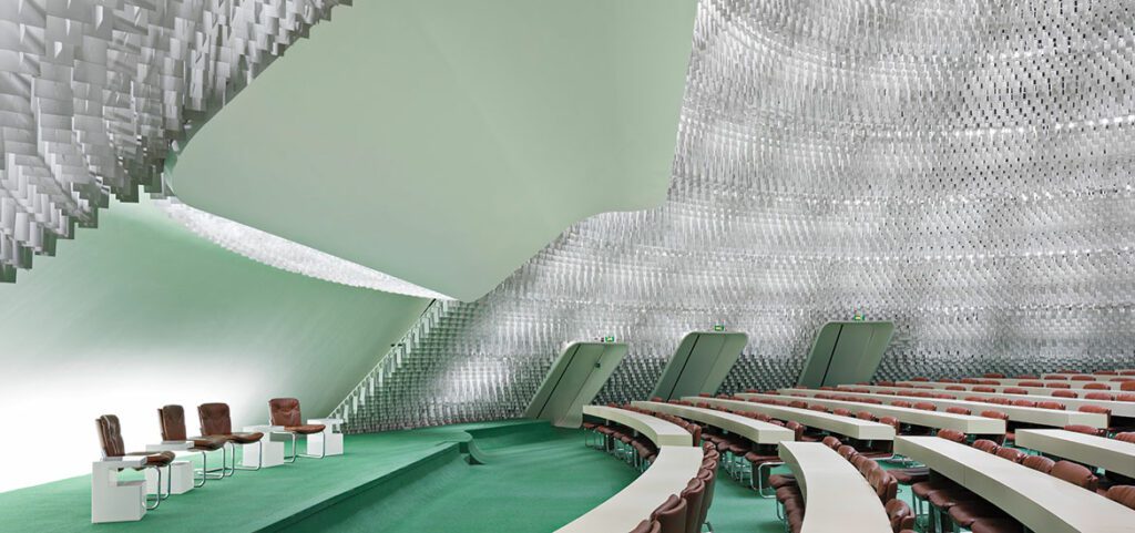 在巴黎法共党总部 由40年前Oscar Niemeyer完成 中央委员会会议