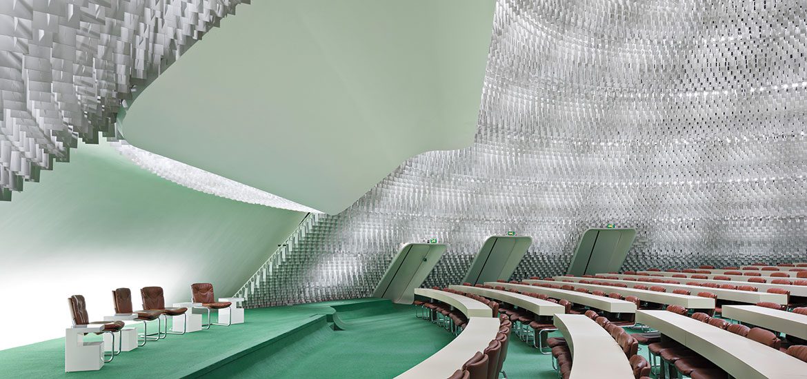 在巴黎法共党总部 由40年前Oscar Niemeyer完成 中央委员会会议