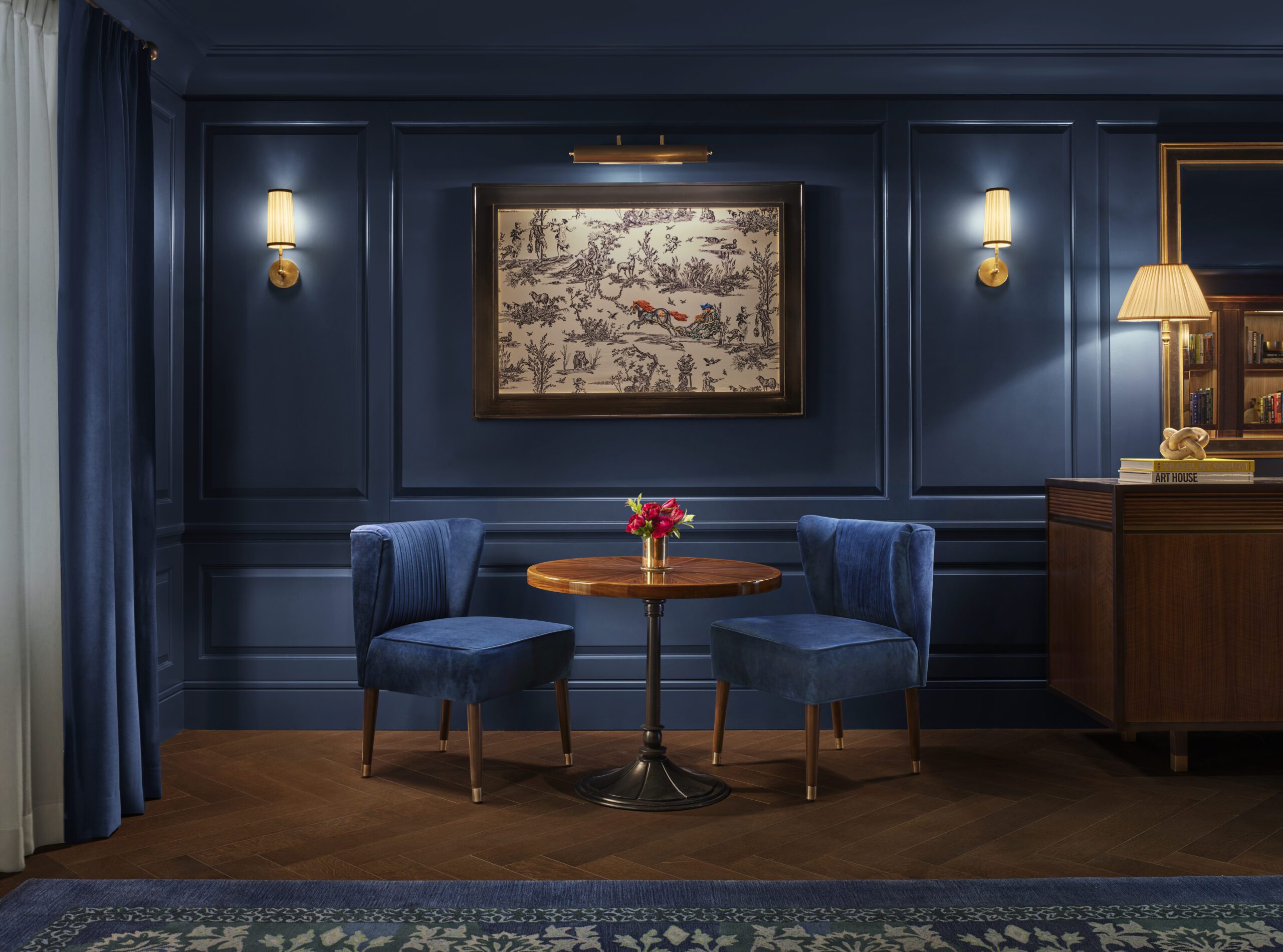 首饰皮革和天鹅绒加黑木板补充橡树地板照片由NikolasKoenig提供