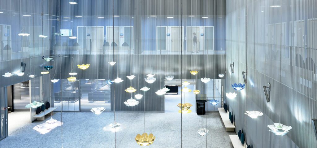 灯像果冻鱼从芬兰新医院天花板悬停