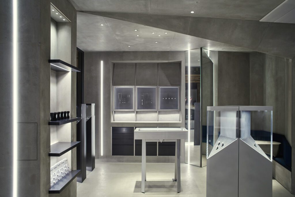 首饰显示自定义钩子挂在墙上案例中,悬起式玻璃柱嵌入板形像三角柱嵌入刷新铝体中,或嵌入中心玻璃顶宝石表照片由Quentin Lacombe制作