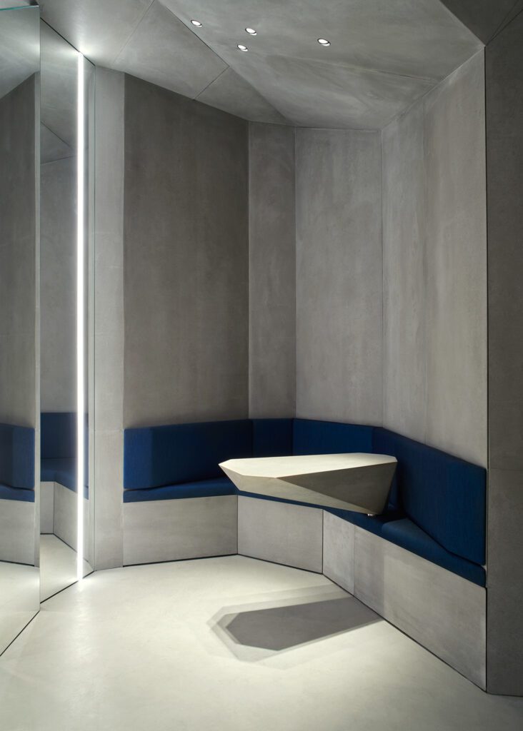 混凝土表从墙上取出后,嵌入式装饰布列克统一Melange羊毛寄生虫蓝混合体,这是多片单色空间中少数颜色触点之一照片由Quentin Lacombe制作