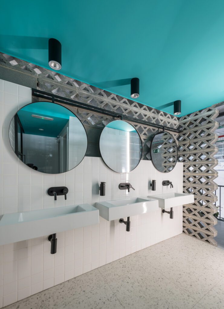 微风块在亮色卫生间创建隐私屏