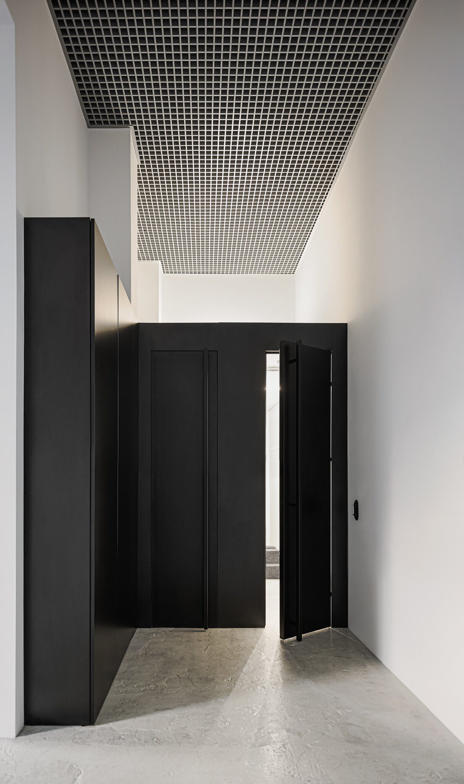 空间中唯一新元素是隐藏衣柜和卫生间黑嵌入式