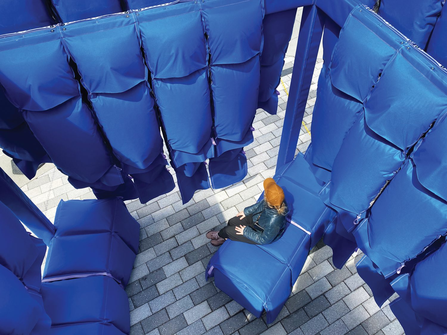 Elle Gerdeman编译的Lose浮蓝结构由光滑黑盒组成,蓝JeansGoGreen回收denim打包