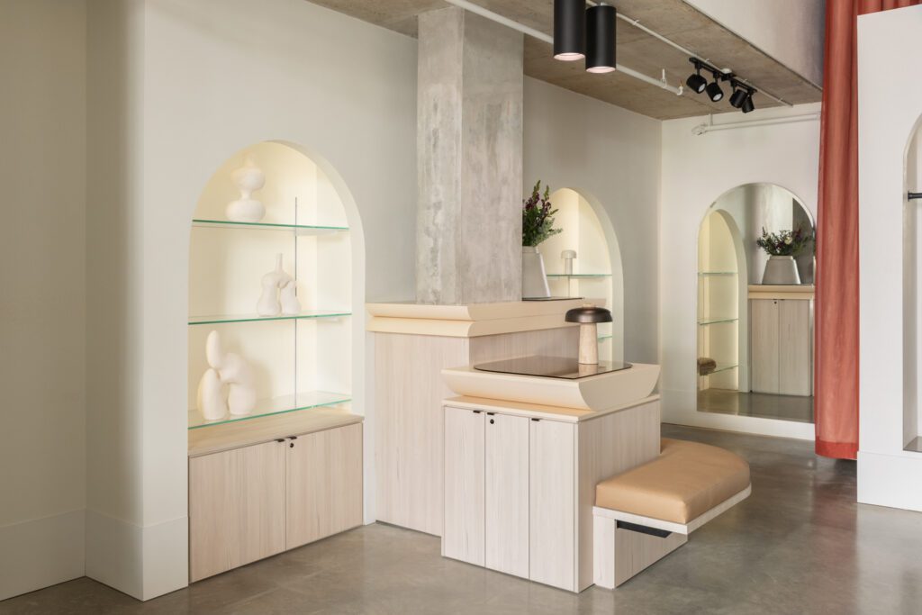 曲线显示器和打包安全带 进入商店宁静的气氛