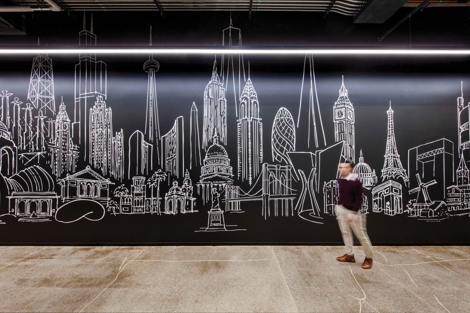 康农设计主机Mark Hirons 天线画像印在黑文上,切出并应用到走廊画墙上