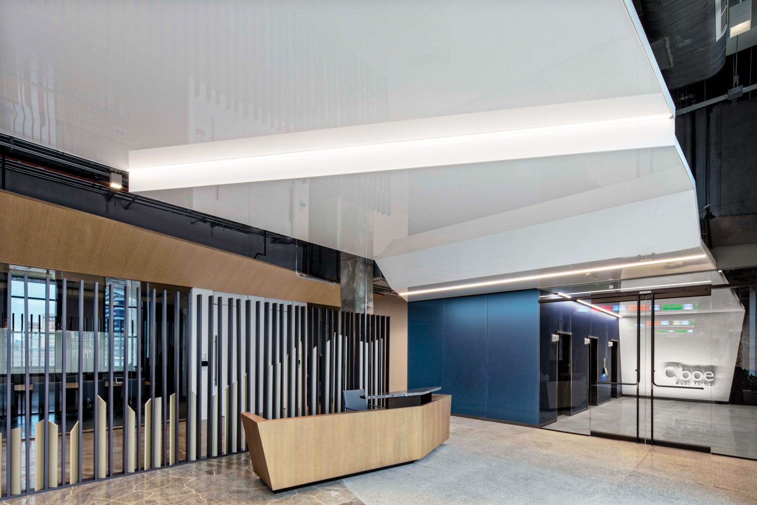 从电梯大厅, 光滑拉开天花板和橡树桌 后靠画金属屏幕, 定制、欢迎员工和访问者