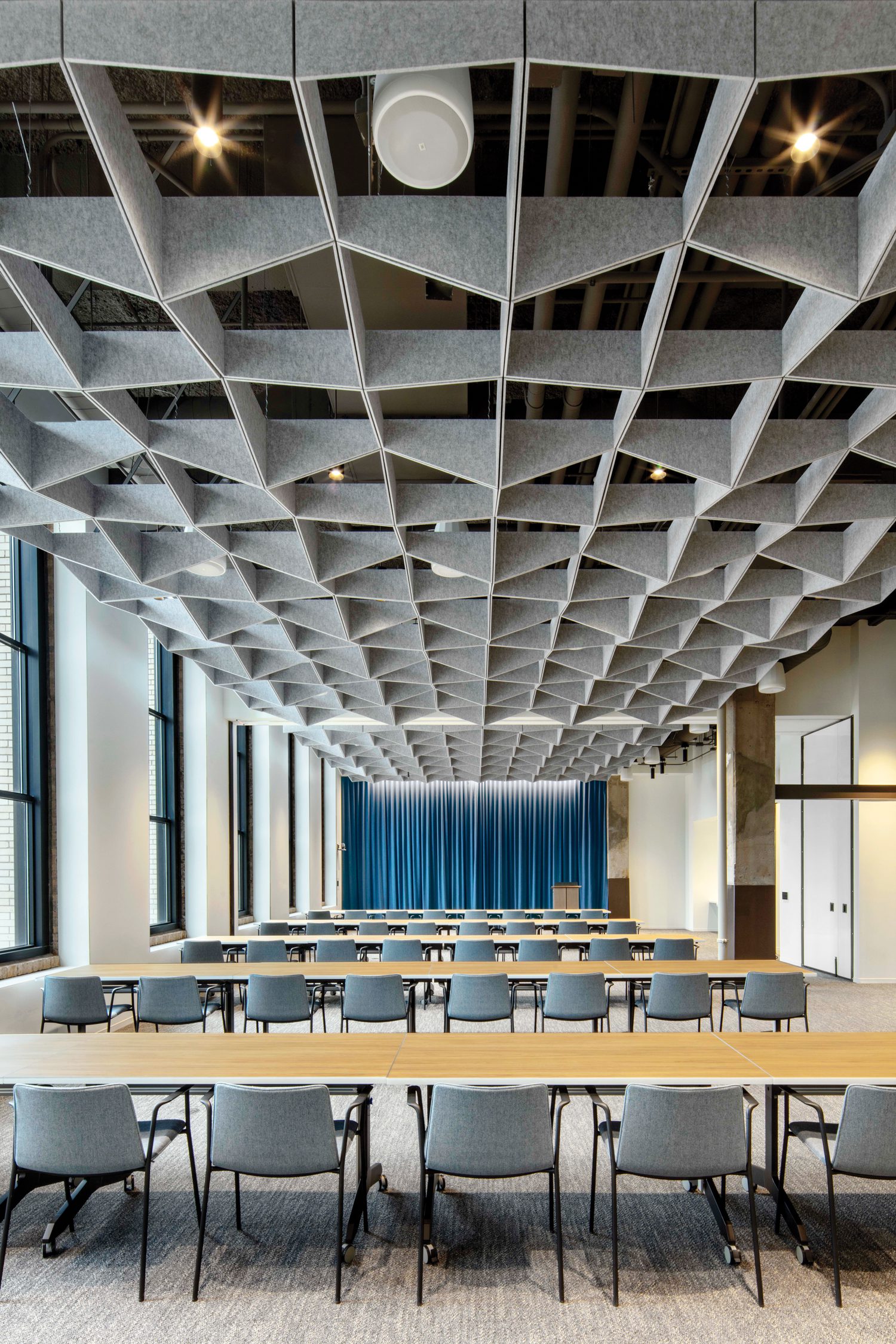 自定义天花板改善声学 并同时帮助创建 亲近感 选择学院,多功能教育空间