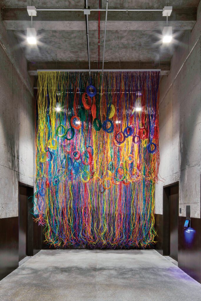 千尺多色电缆 一些环形电路 将电梯大厅 化为对先进技术的敬礼