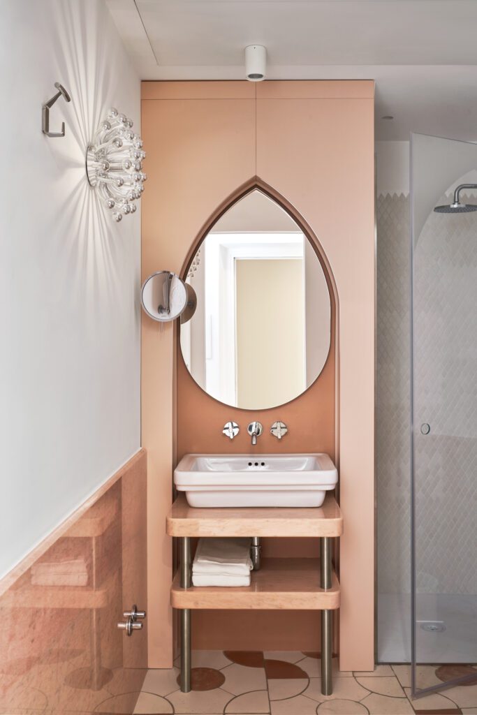 卫生间包括Rosa Portogallo大理石和Budri的彩虹onyx