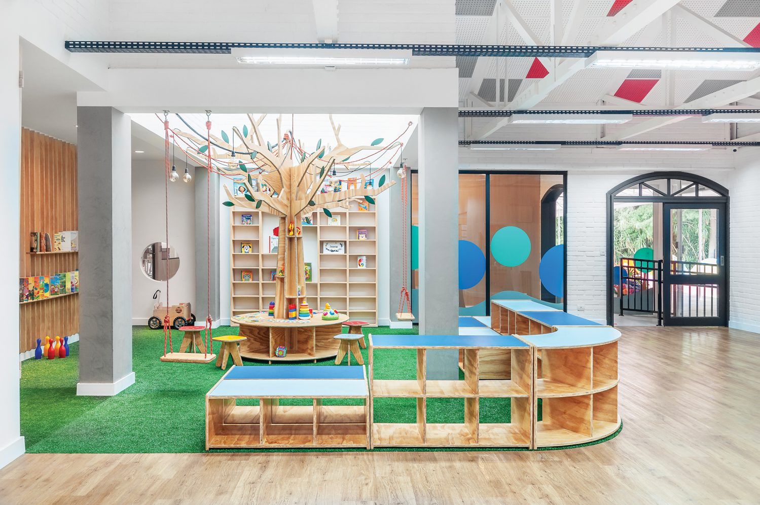 开阔区中树绿地毯镜像草