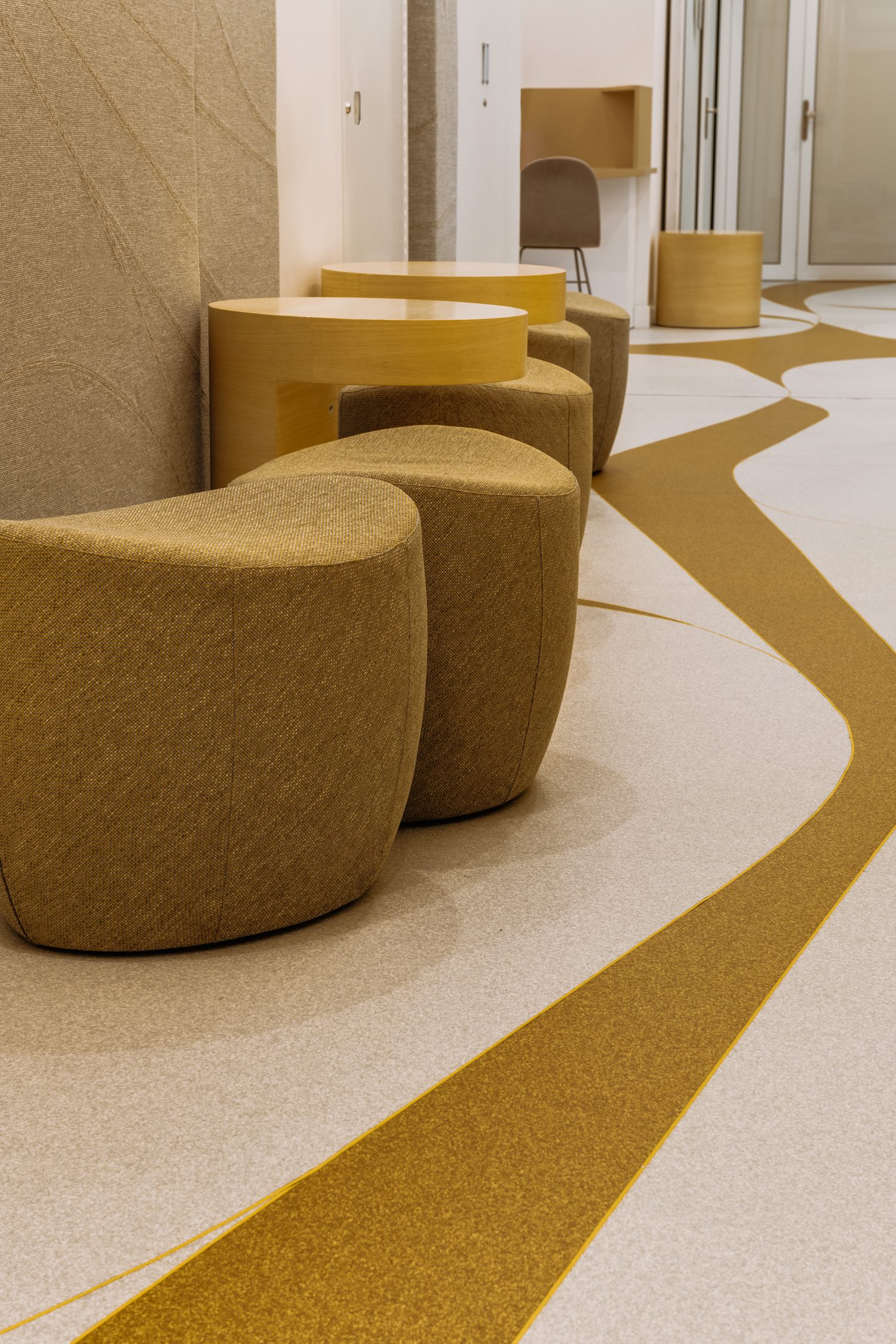 公共等候区Ottoman仿真孕妇体型