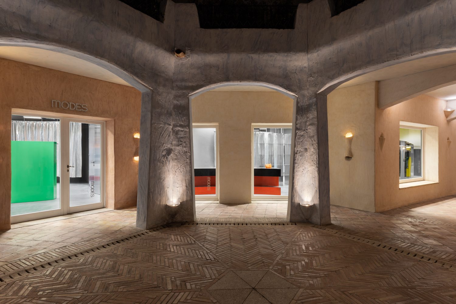 大胆颜色宣布商店在中立零售空间的存在