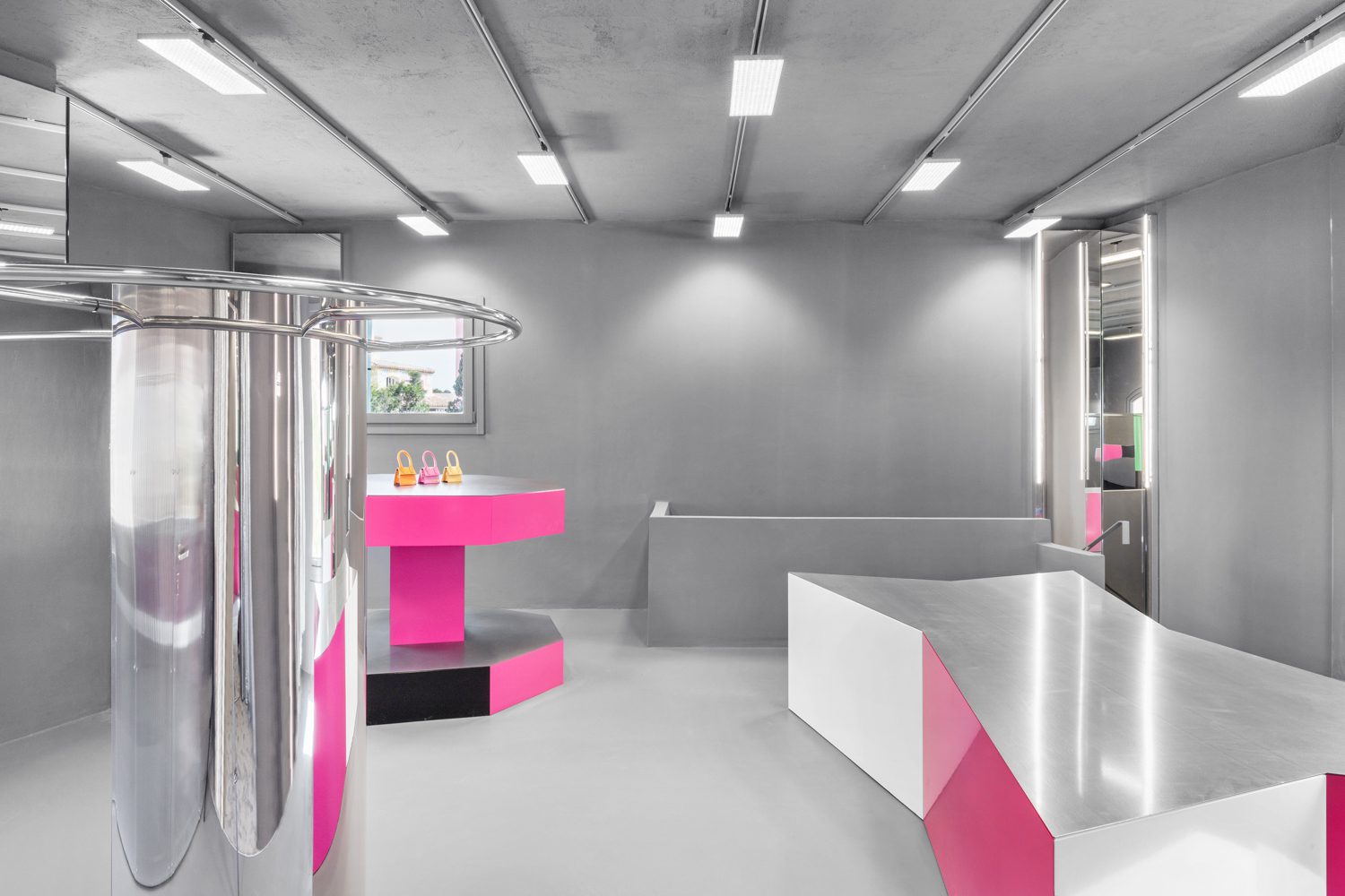 对比颜色突出产品表面边缘