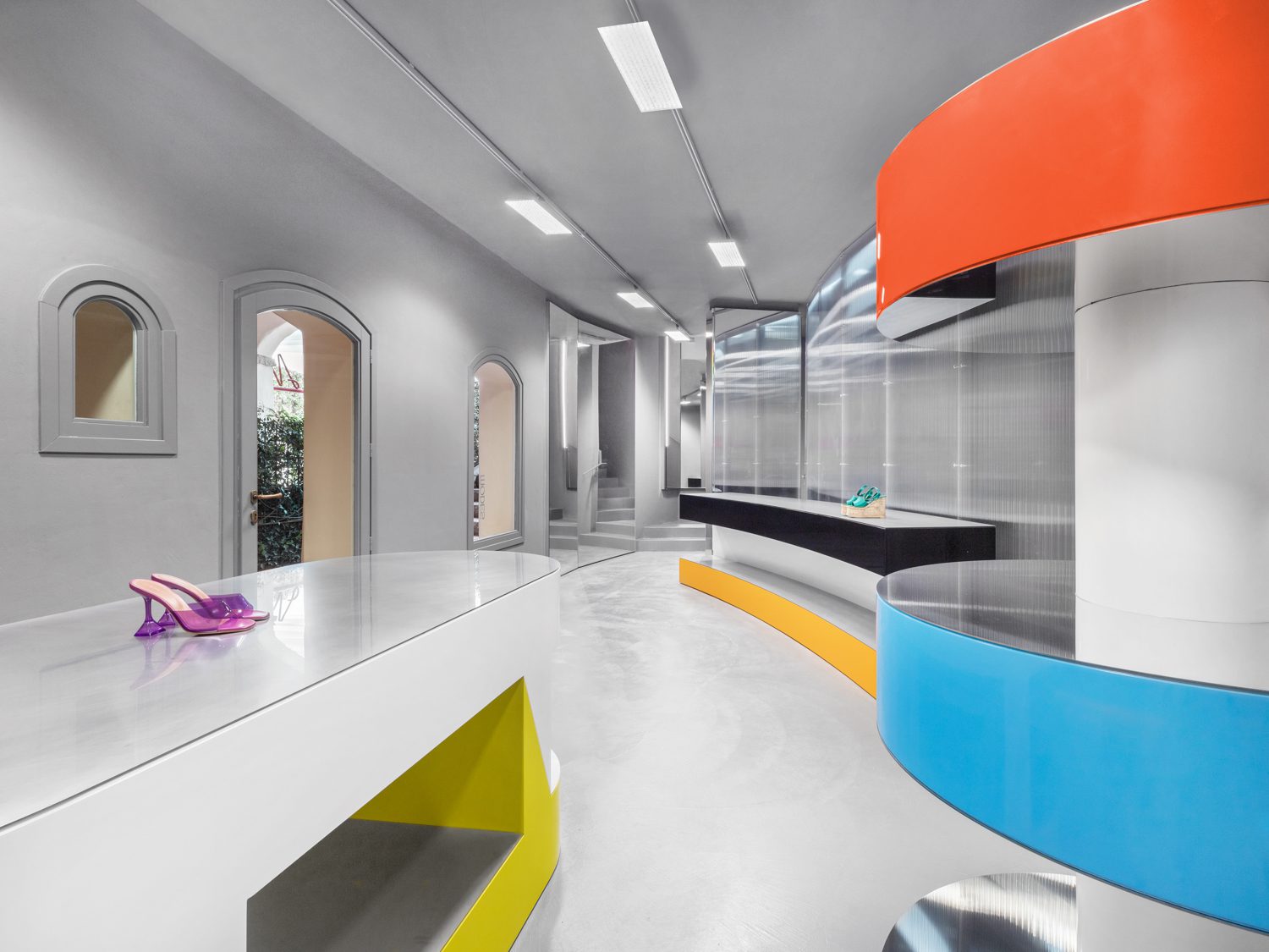 acent颜色常跟踪显示器底部,形成光影