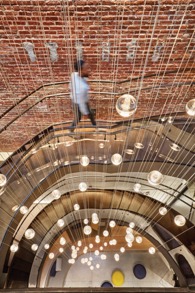 环球灯从薄线悬停 并起中心作用 通风楼梯