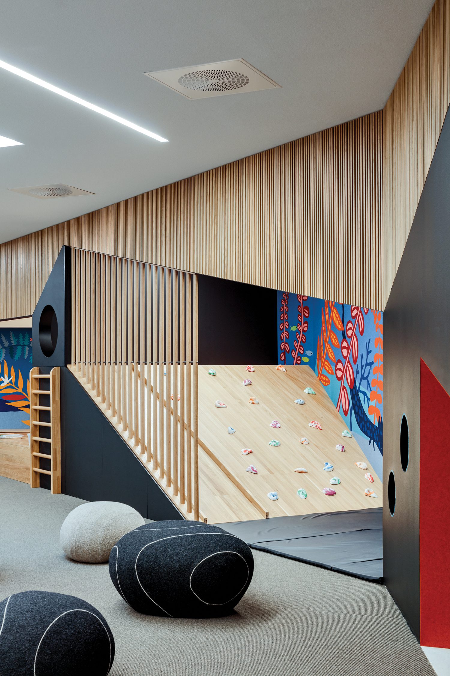 立方形努克近旁有地波