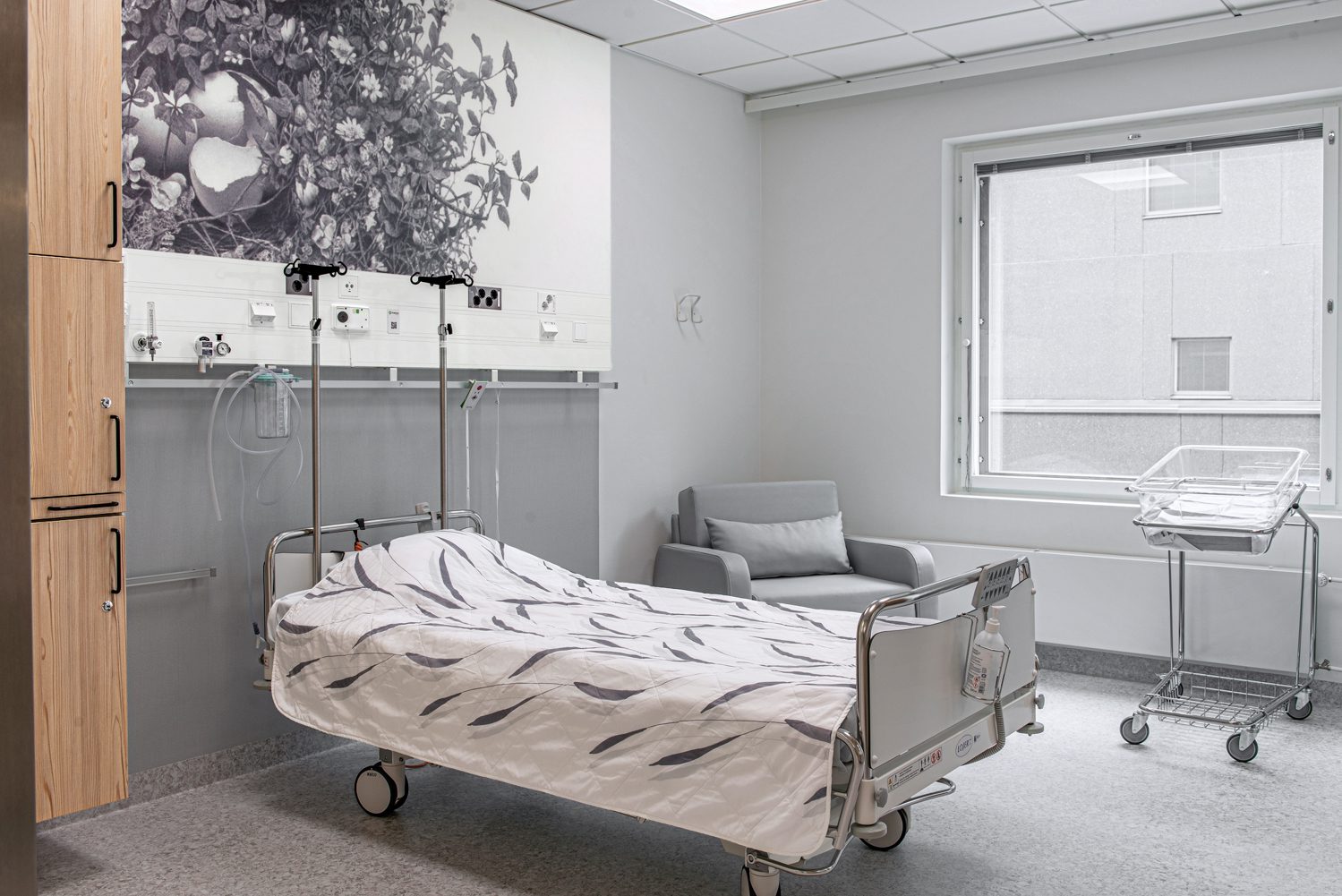 佐藤佑一郎笔和煤巢印在368个病人室之一墙层板上照片由保利娜Salonn提供