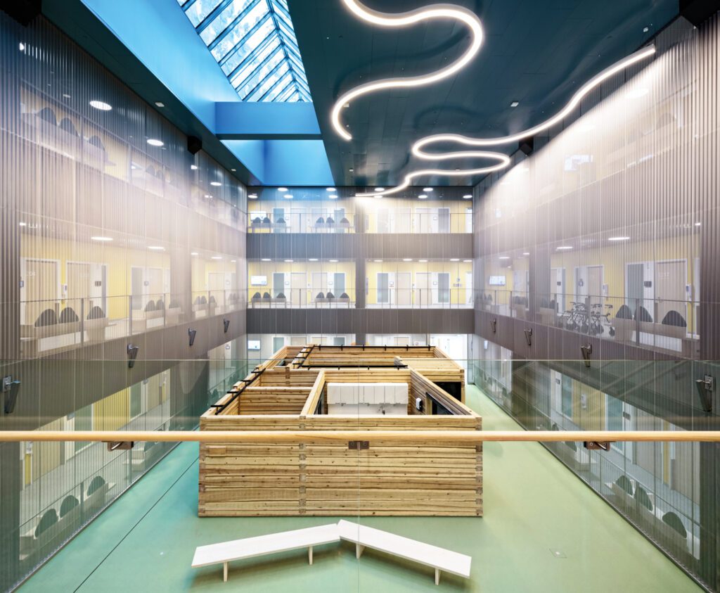 混合弹性楼层增生通常用于体育馆,堆积柱结构类像芬兰日志机场被用作儿童游戏、小吃和咨询区图马斯乌斯海默