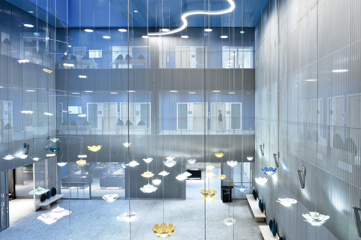 sugegsting水母Petri Vainio嵌套从餐厅天花板悬停StudioJuha Sarkkinen