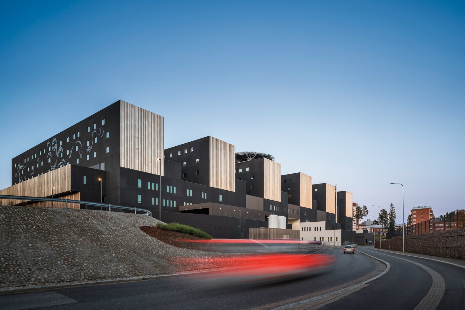 120万平方英尺设施由六卷合基结构组成,内含三高度院摄影:MartinSommerschield/Kuvatoimisto KivioOy