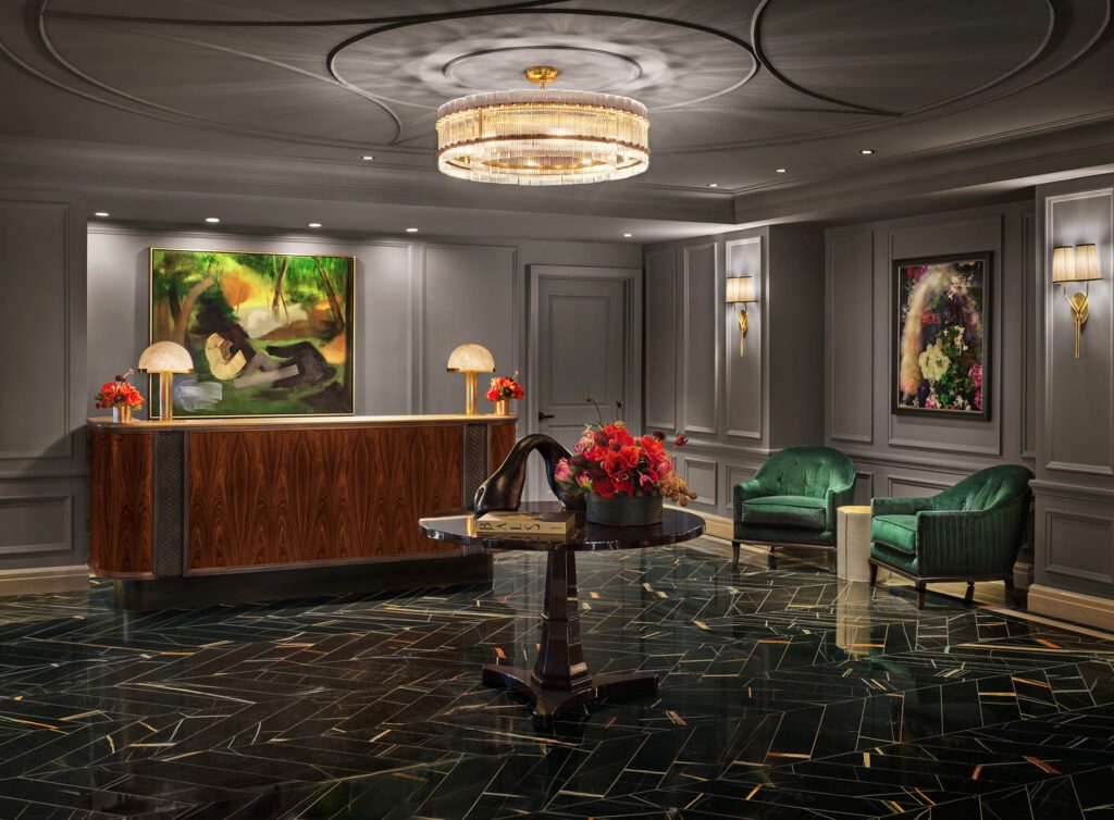 大厅自夸玫瑰木办公桌和Nerodorato大理石楼由优雅吊机照亮照片由Nikolas Koenig提供