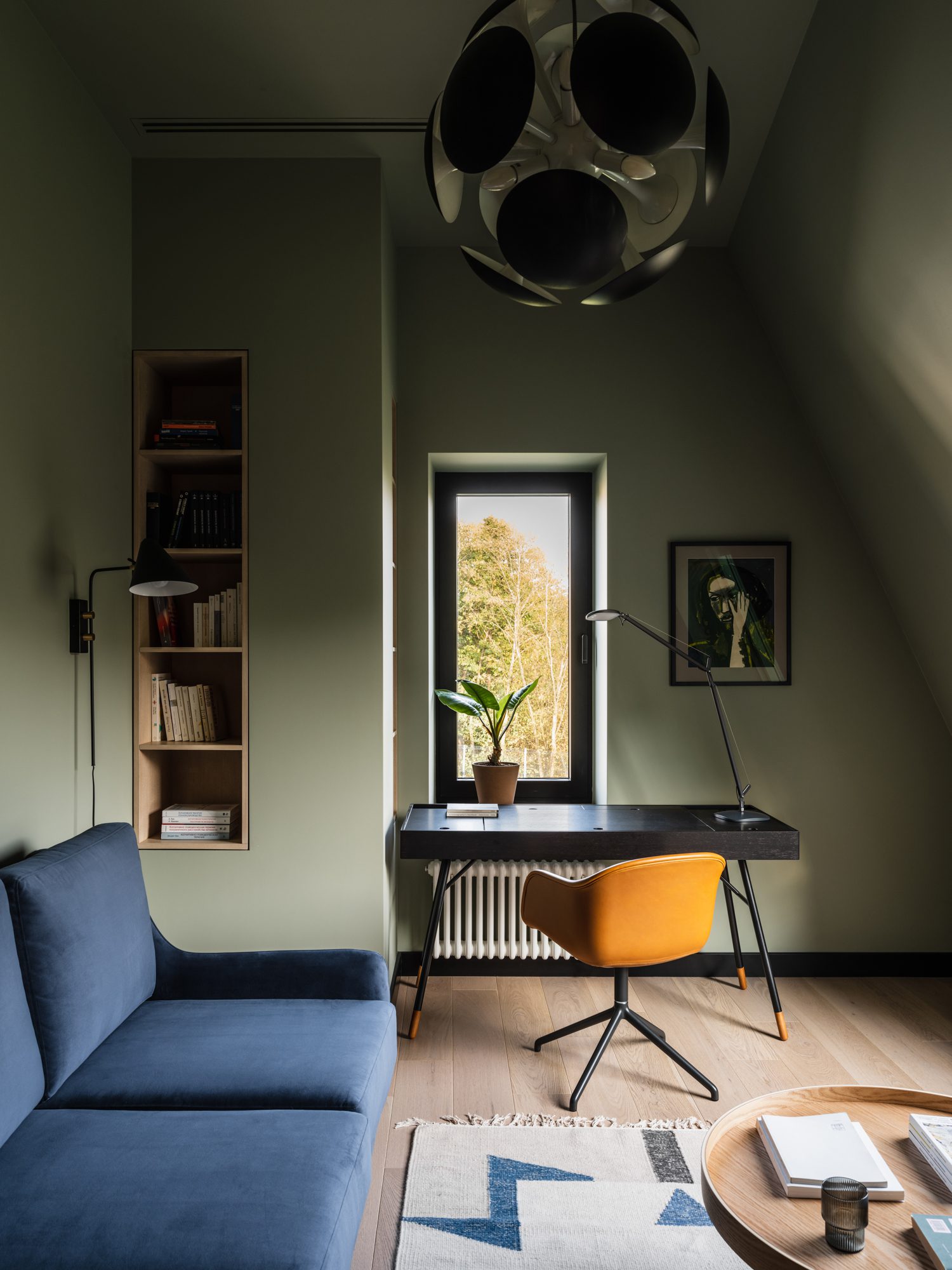 古代吊机挂在办公楼