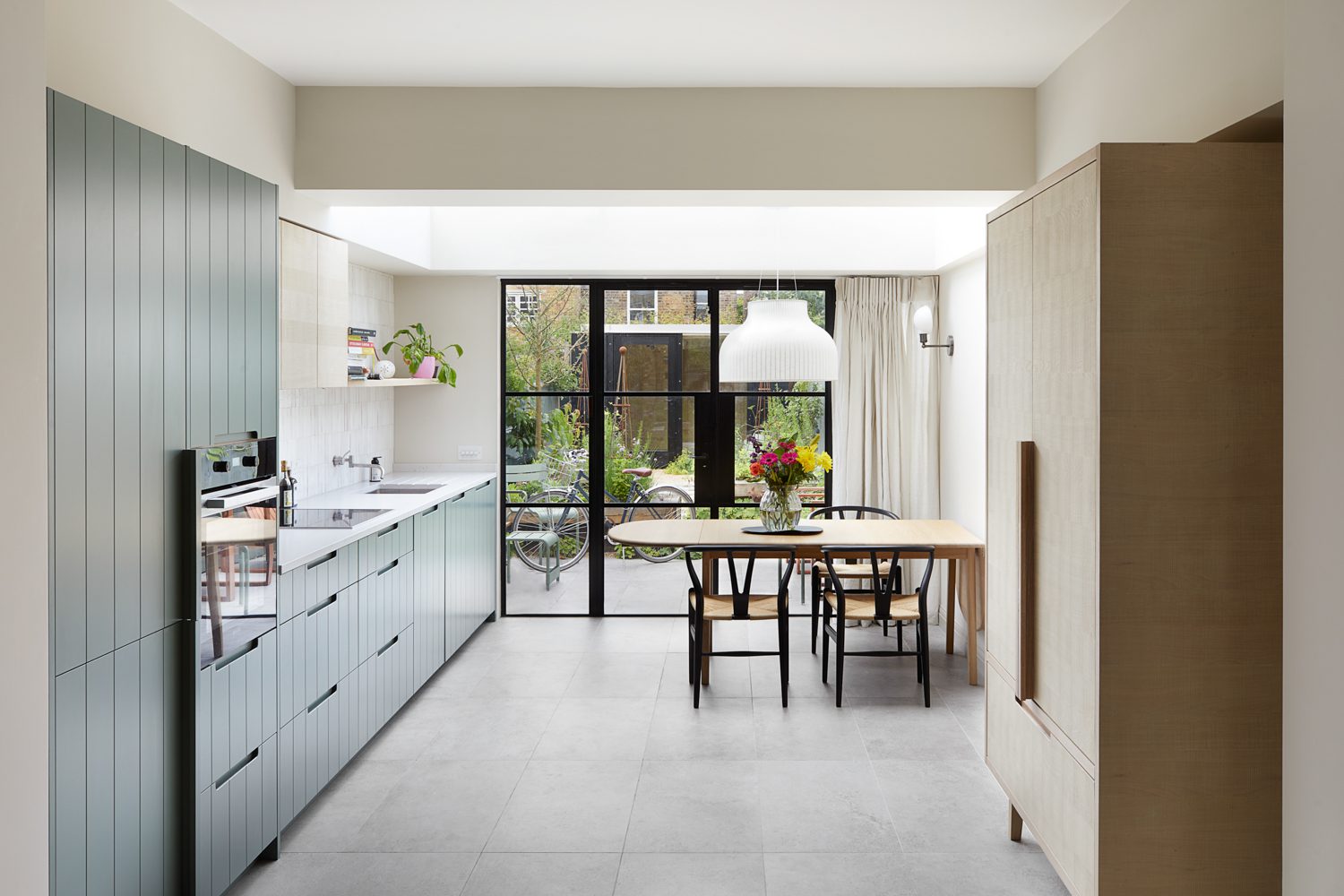 黑金属门外花园 由小瑜伽工作室订书