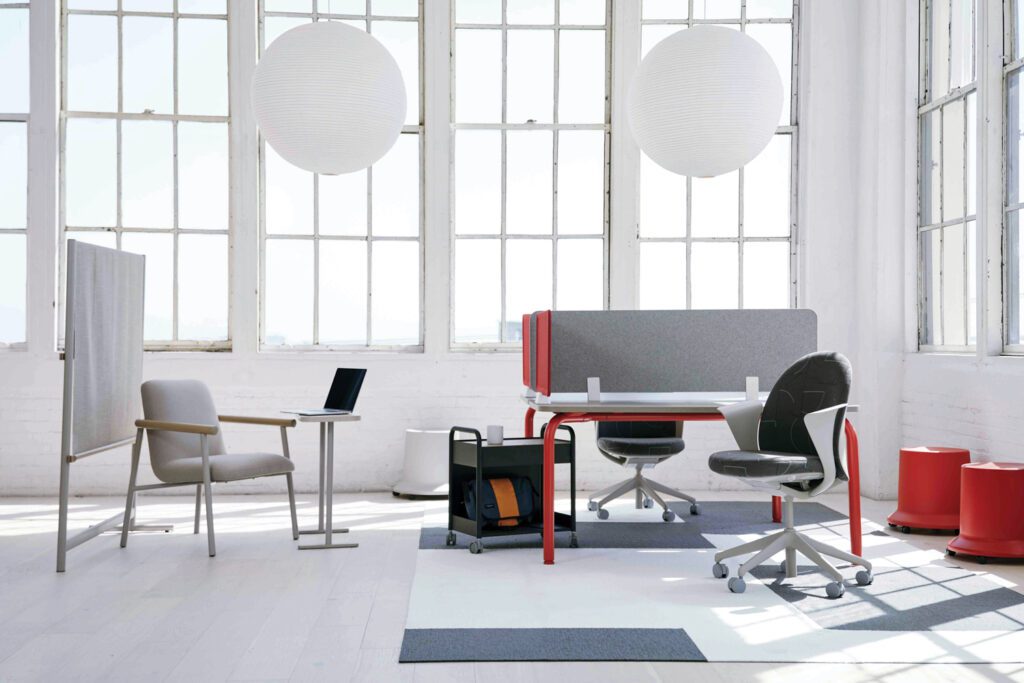 亮办公空间使用两个红色凳子和一个灰屏分片器