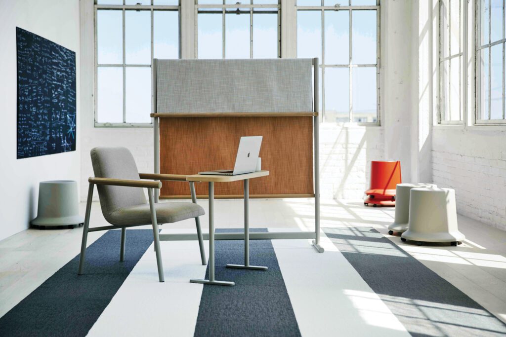 光亮办公空间使用两个堆叠凳子和一个灰色和棕色屏幕分片器