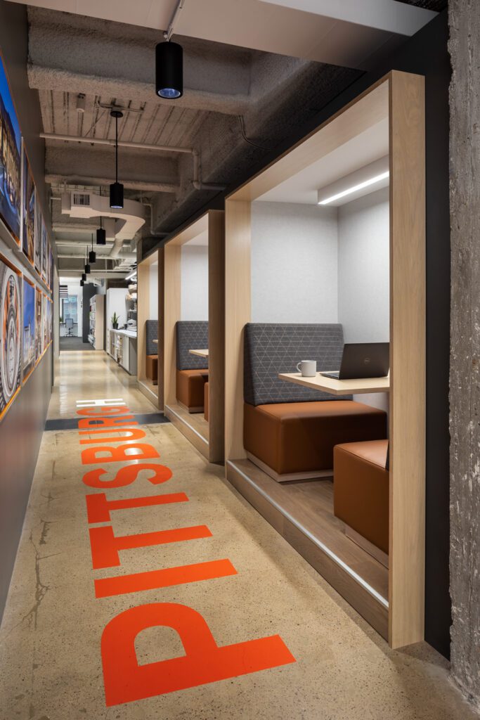 Booths提供充裕例子 杨称它为' we' sitting'