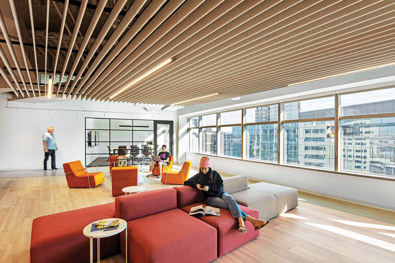 声学聚变天花板挂在José Miguel Andres椅子上,