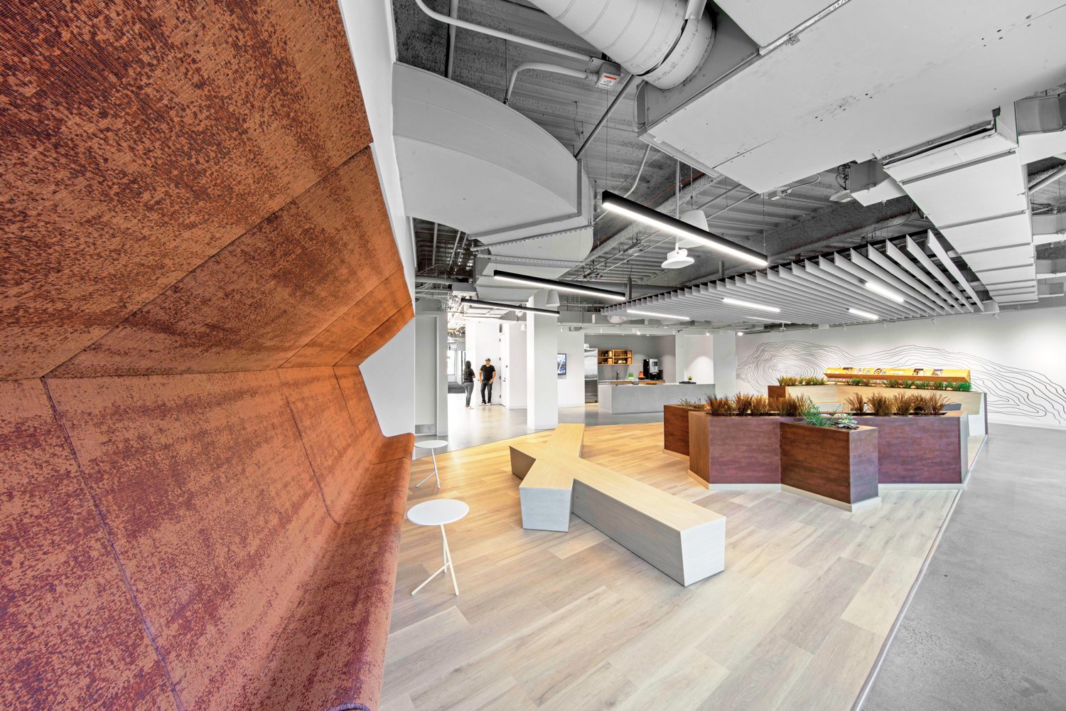 内置编织黄铜厂提供另一间休息室,两者都配有LVT楼瓦