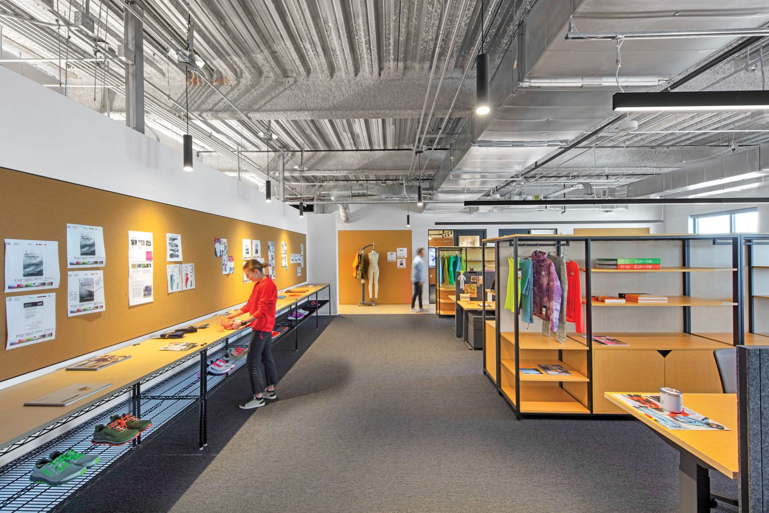 LED嵌入式照明软木板和Smartwool办公区Maple胶合机存储单元