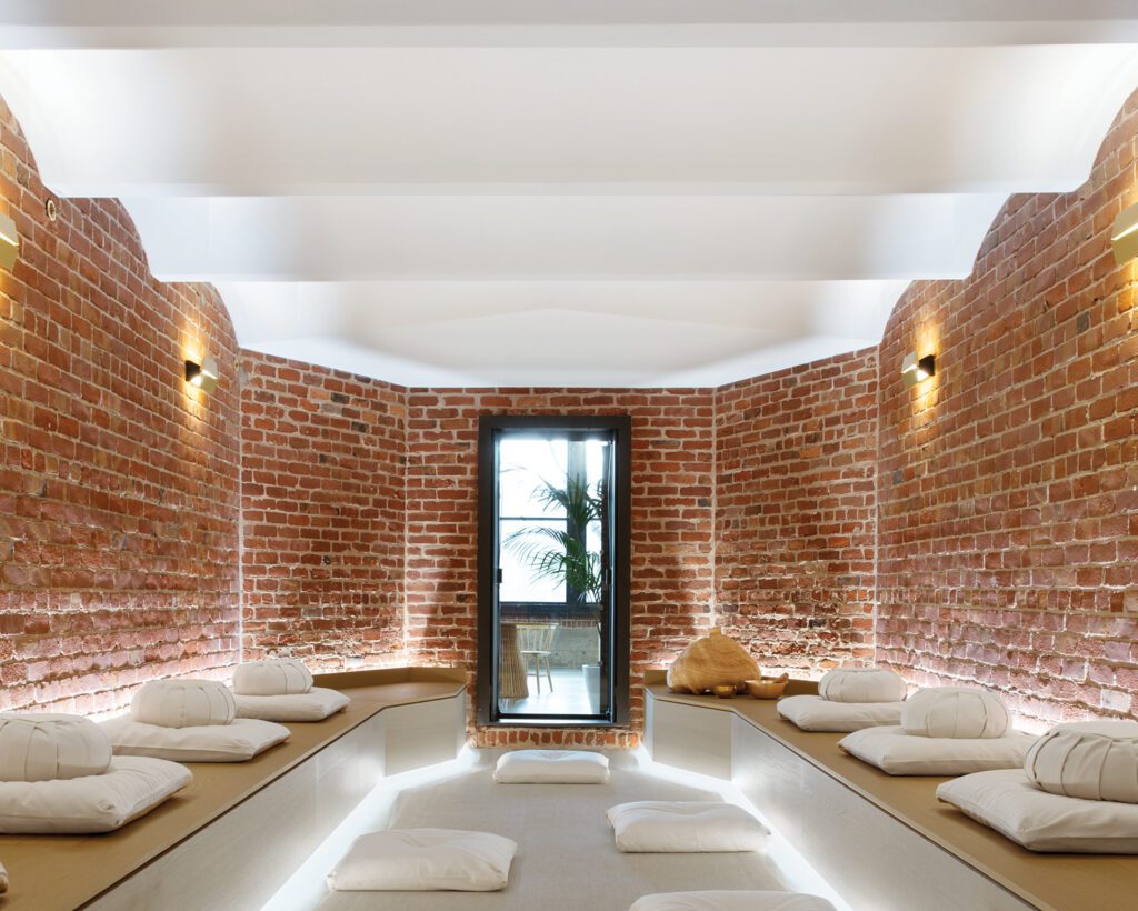 现有扇贝石膏天花板刷新并安装二门